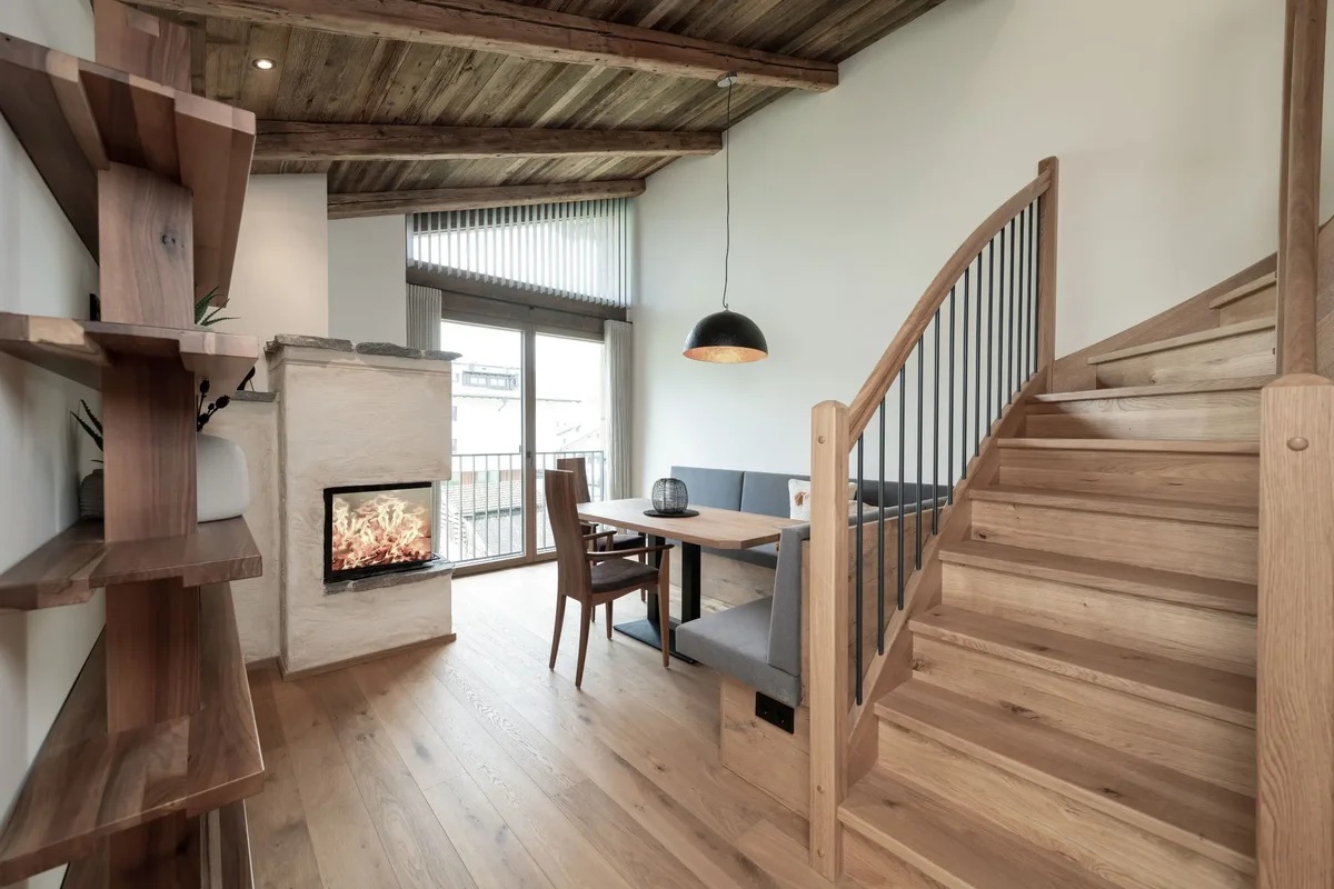 Dining table and fireplace in Loft Rupi