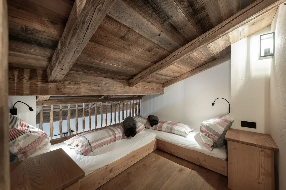Gallery with single beds in Chalet Holzi