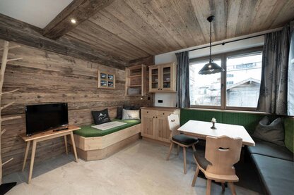 Stube-Sitzbank-Chalet-Holzi-Appartement-Alpine-Lofts-M26-Rohrmoser-Grossarl-Skiamade-Salzburgerland-Urlaub-Appartement