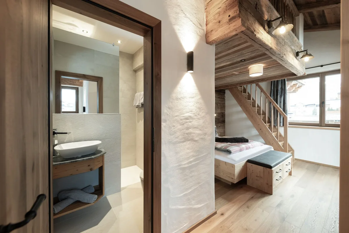 Bedroom and gallery in Chalet Holzi