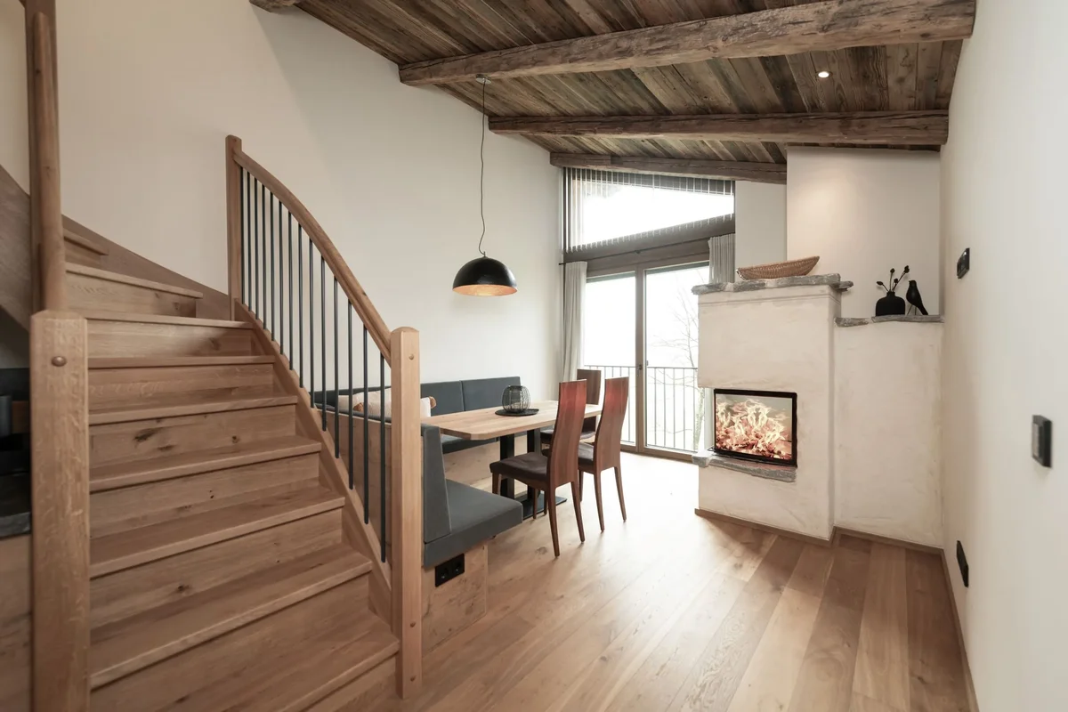 Tiled stove and dining table in Loft Mia